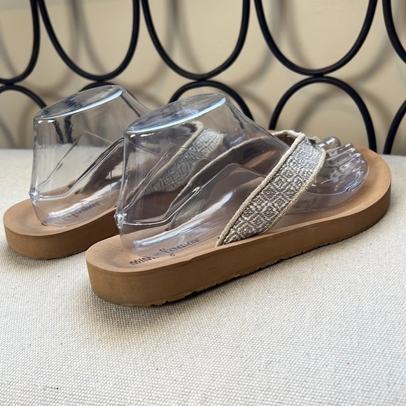 Minnetonka canvas cushion flip flops size 9 - Picture 5 of 10